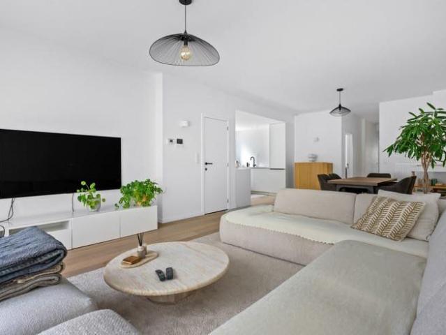 Lichtrijk gerenoveerd gelijkvloers appartement met garage