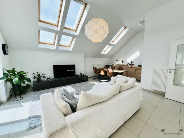 Lichtrijk dakappartement met 2 slaapkamers