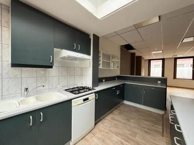 Lichtrijk duplexappartement met terras op wandelafstand van de Markt