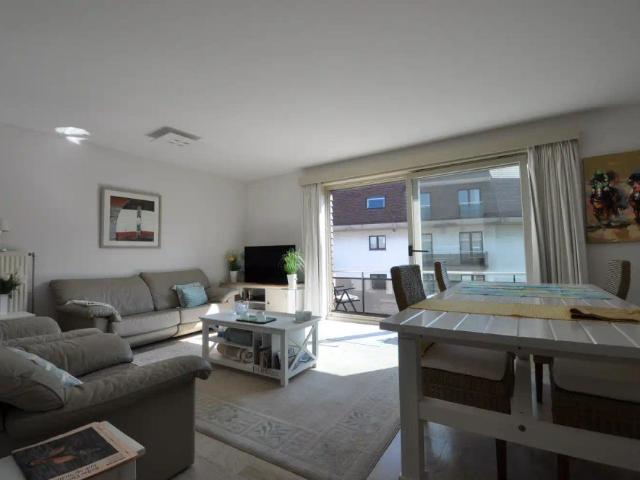 Lichtrijk en gemeubeld 2 slaapkamer appartement in Duinbergen