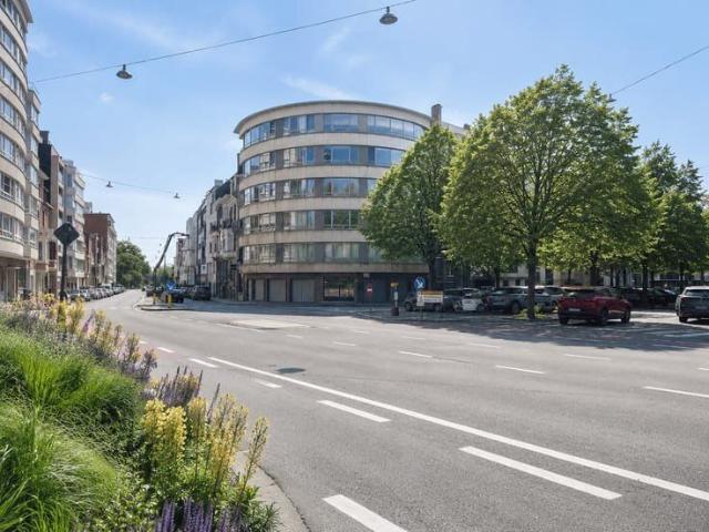 Lichtrijk en gerenoveerd appartement met 2 slaapkamers op.