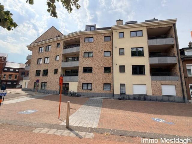 Lichtrijk en ruim appartement met 3 terrassen en autostaanpl