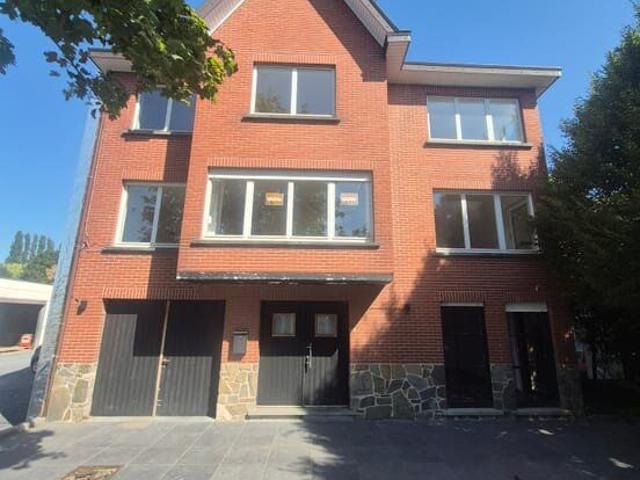 Lichtrijk huis met gezellige tuin ruimte voor vrij beroep