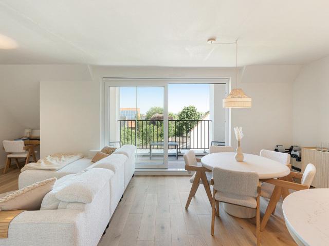 Lichtrijk nieuwbouwappartement met aangenaam terras in he.
