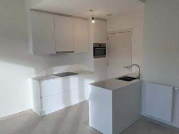 Lichtrijk Nieuwbouwappartement met 2 SLPK in Roeselare