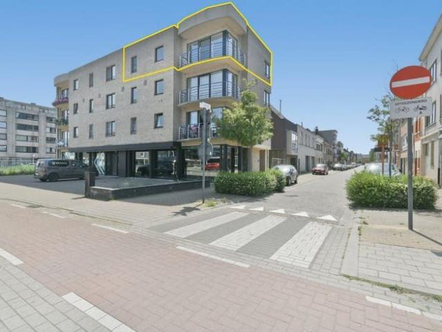 Lichtrijk twee slaapkamer appartement met terras te huur in