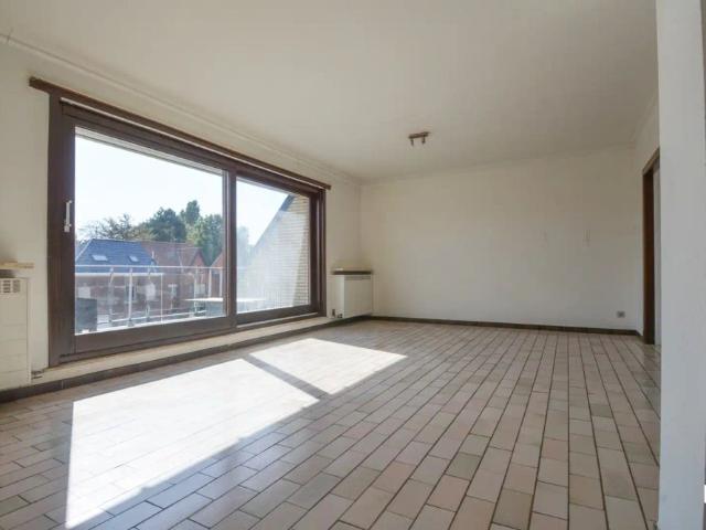 Lichtrijk tweeslaapkamer appartement met garage