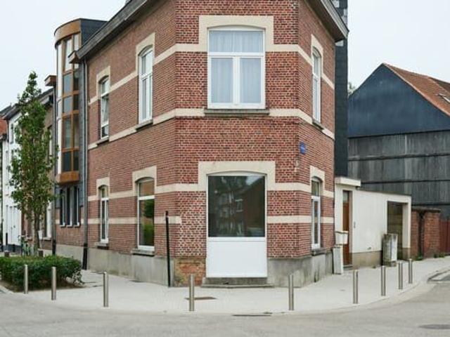 Lichtrijk, volledig gerenoveerd 2 slpk app met tuin
