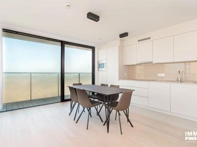 Lichtrijke assistentieflat met wijds zicht op zee, strand en duinen