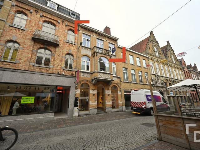 Lichtrijke duplex op een boogscheut van de Menenpoort