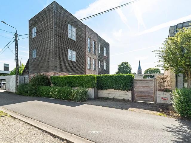 Lichtrijke loft met overdekte staanplaats