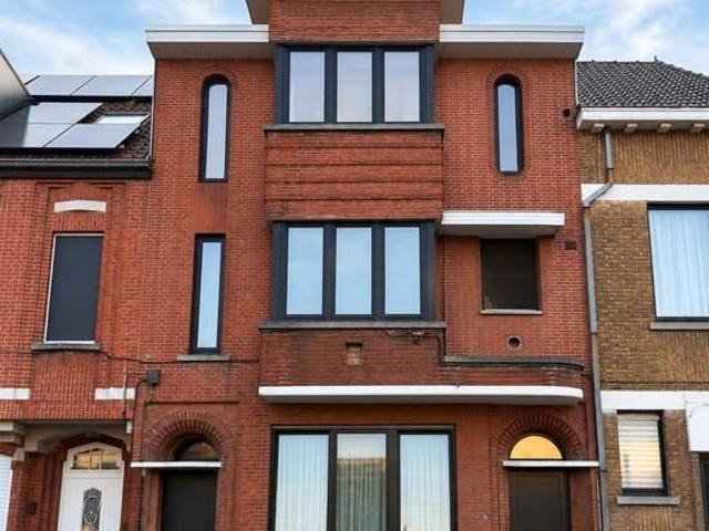Lichtrijke rijwoning in het centrum van Waregem