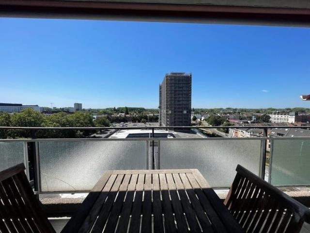 Lichtrijke studio op 8e verdieping met panoramisch terras