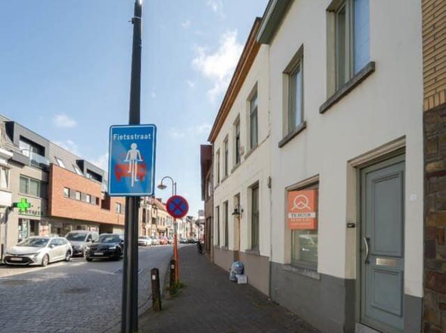 Lichtrijke woning met tuin en ruime garage aan dorpsplein.