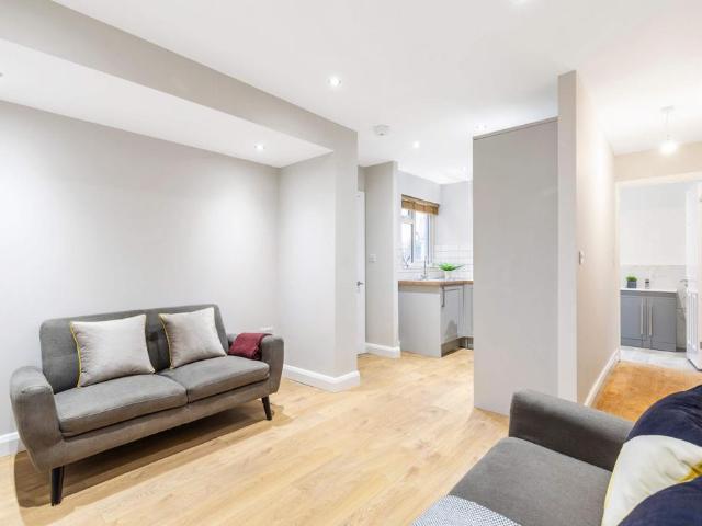 Lidgett Lane, Leeds LS17 1 bed house to rent £800 pcm £185 pw