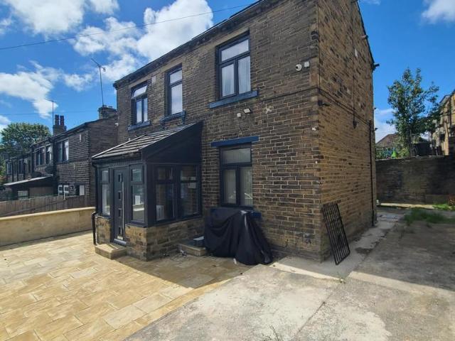 Lidget Green, Bradford BD7 1 bed flat to rent £550 pcm £127 pw