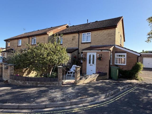 Lidiard Gardens, Portsmouth PO4 2 bed terraced house to rent £1,200 pcm £277 pw