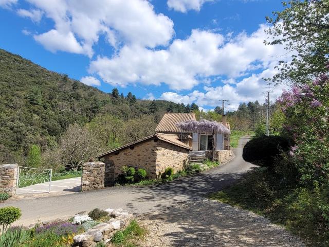 Lieu dit en pleine campagne a 7 minutes d'un petite village. 168m² Olargues