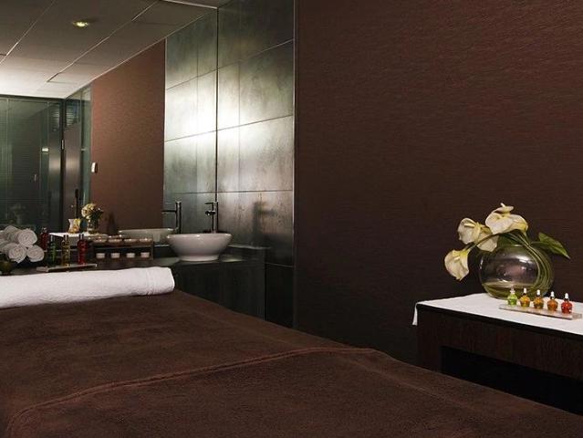 Lieusaint 2 BR family Suite near Orly Airport: Relax, Dine, and Explore