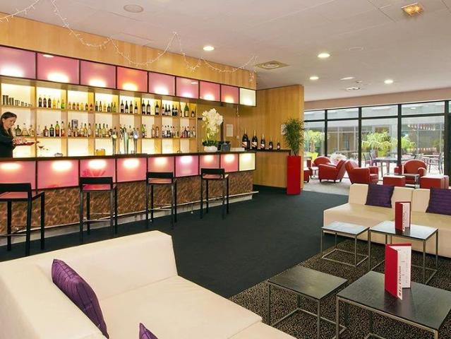Lieusaint Stylish Business Suite near Orly Airport: Relax, Dine, and Explore