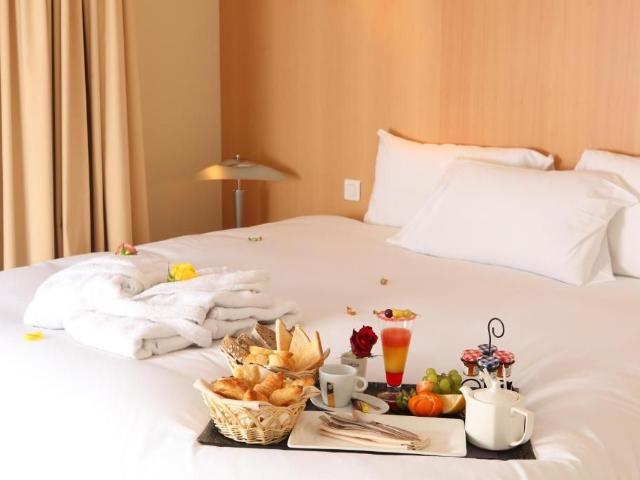 Lieusaint Stylish Executive Suite near Orly Airport: Relax, Dine, and Explore