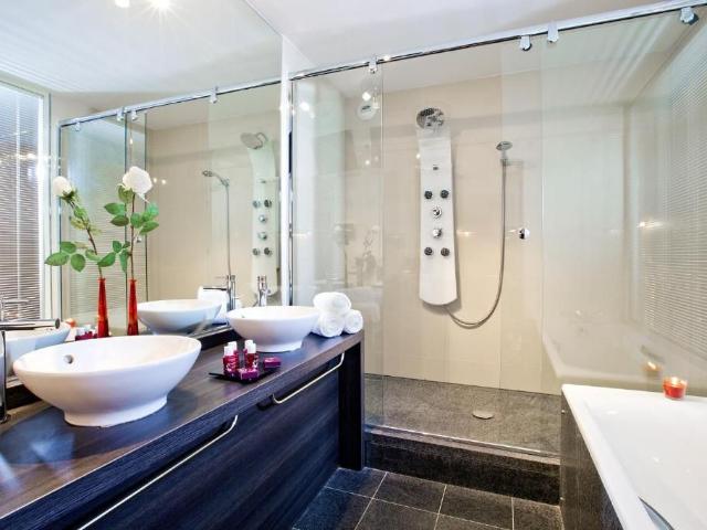 Lieusaint Prestigious Suite near Orly Airport: Relax, Dine, and Explore