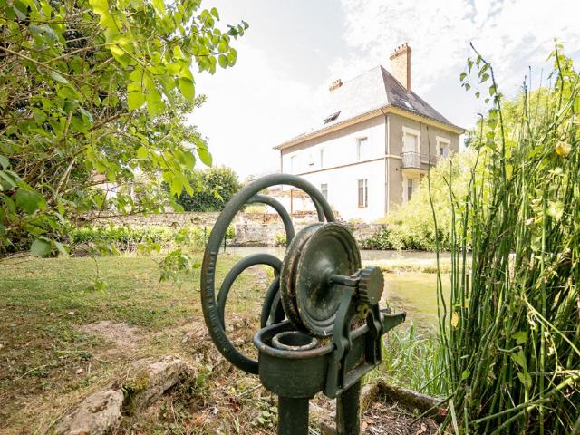 LIEUX UNIQUES ® PROPRIÉTÉS PRIVÉES Blois Chambord PROPOSE DEUX MAISONS DES ANNEES 50 SUR 4.6 HA DE TERRAIN