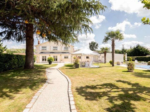 LIEUX UNIQUES ® PROPRIÉTÉS PRIVÉES PROPOSE MAISON DE 118 M² SUR UN TERRAIN DE 2661 M² PROXIMITÉ C0NTRES