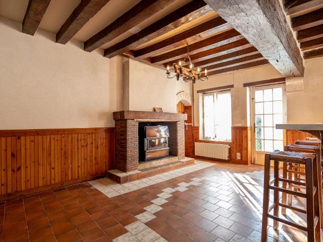 LIEUX UNIQUES ® PROPRIÉTÉS PRIVÉES PROPOSE ANCIEN COUVENT DE 173 M² SUR UN TERRAIN DE 1.600 M² AZÉ GARE TGV VENDÔME