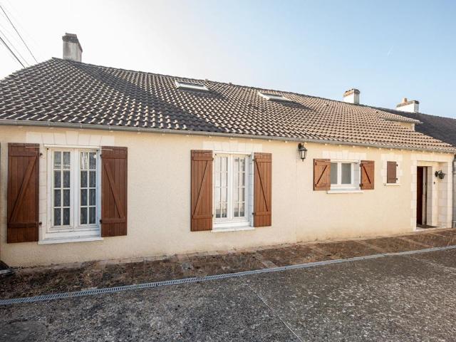 LIEUX UNIQUES ® PROPRIÉTÉS PRIVÉES PROPOSE ANCIEN COUVENT DE 173 M² SUR UN TERRAIN DE 1.600 M² AZÉ GARE TGV VENDÔME