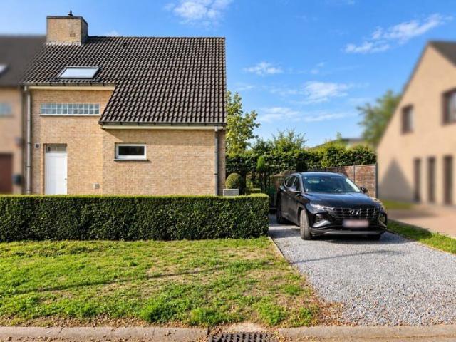 LIEVEGEM – Halfopen woning met 3 slaapkamers en rustige t.
