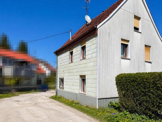 Liebenswertes Einfamilienhaus mit Garage und Terrasse renovierungsbedürftig in zentraler Lage