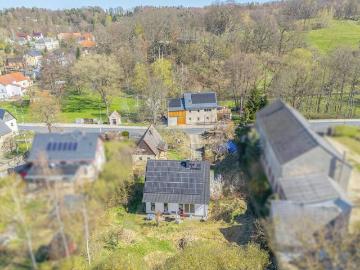 liebevoll gestaltetes Niedrigenergiehaus in grüner Umgebung