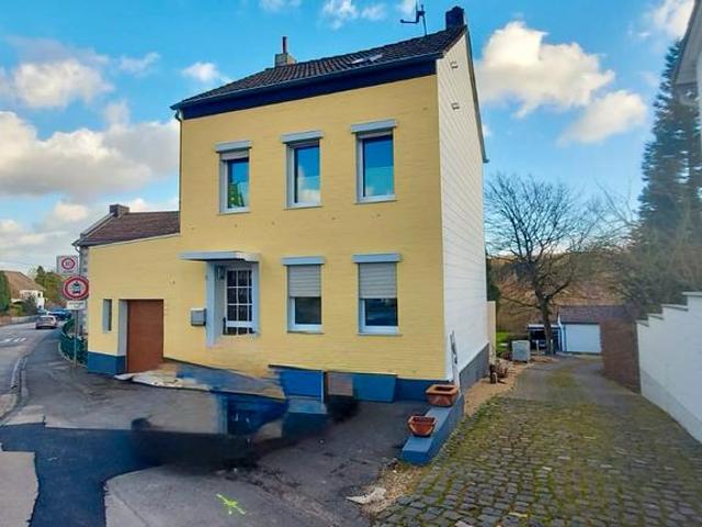 Liebevoll komplett saniertes Haus