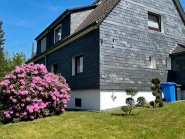 Liebevoll modernisierte bergische DHH mit wunderschönen Garten