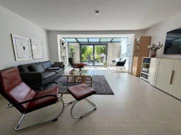 Liebevoll modernisiertes Zuhause mit Garten Paradies Verfügbar zum selbst Nutzen im Sommer 2027