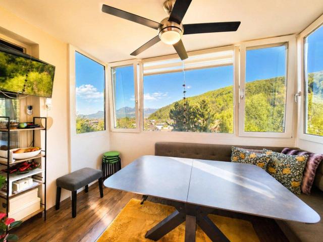 Liebevoll sanierte 4 Zimmer Wohnung mit Wohnwintergarten und herrlichen Weitblick