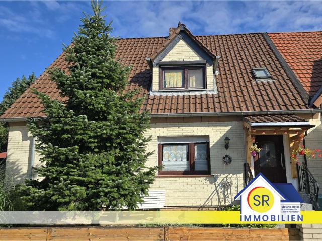 Liebevoll sanierte DHH mit Teilkeller, Pool, Carport und Garten in Offleben