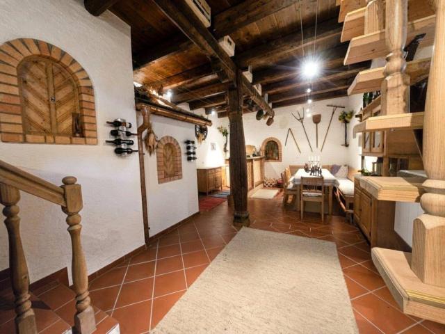 Liebevoll saniertes Presshaus mit Wohnbereich, Terrasse & traditioneller Kellerröhre