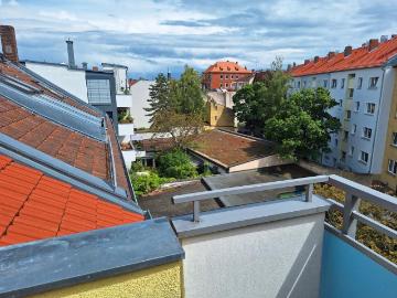 Liebevoll renovierte 4,5 Zimmer Wohnung mit sonniger Dachterrasse