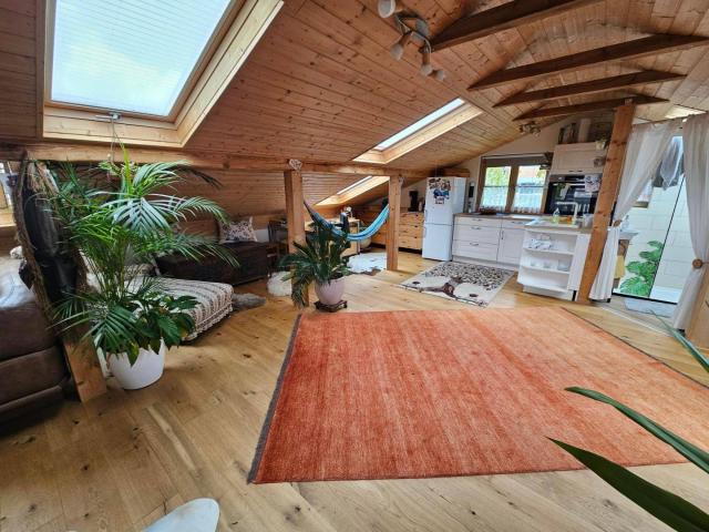 LIEBEVOLL RENOVIERTES LOFT IM DACHGESCHOSS BEI WÜRMLA