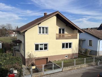 LIEBEVOLLES EIN BZW. MEHRFAMILIENHAUS IN TRAUMHAFTER WOHNLAGE MIT HERRLICHEM FERNBLICK DIREKT AN FELDER DER REGION ANGRENZEND