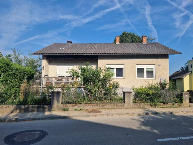 LIEBEVOLLES, RENOVIERUNGSBEDÜRFTIGES LANDHAUS MIT NEBENGEBÄUDEN UND KLEINEM INNENHOF