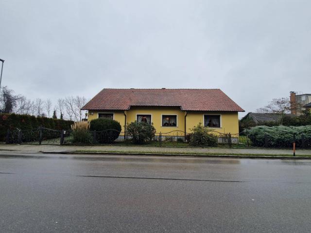 LIEBEVOLLER, SEHR GEPFLEGTER BUNGALOW SAMT NEBENGEBÄUDE MIT PARKÄHNLICHEM GARTEN IN TRAUMHAFTER WOHNLAGE MIT HERRLICHEM GRÜNBLICK DIREKT AN FELDER DER REGION ANGRENZEND