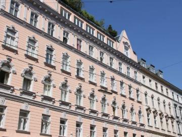 LIECHTENSTEINSTRASSE, unbefristete 42 m2 Altbau, 2 Zimmer, Küche, Parketten, Duschbad, Hofruhelage
