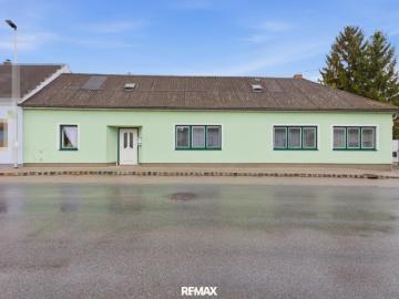 Liegenschaft mit mehreren Nebengebäuden und drei Weinkellern sowie ca. 1.271 m² Grund!