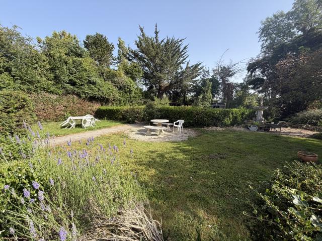 LIESVILLE SUR DOUVES: Maison familiale 6 CH dont 2 RDC / Grand terrain et dépendances