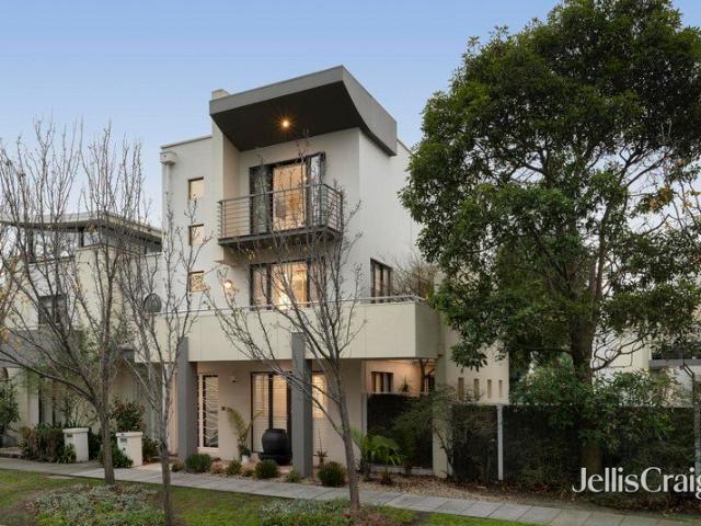 Lift Connected family luxury by the bay