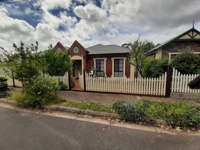 LIFESTYLE 3 BEDROOM 2 BATH 2 CAR VILLA 10 MINUTES TO CITY
