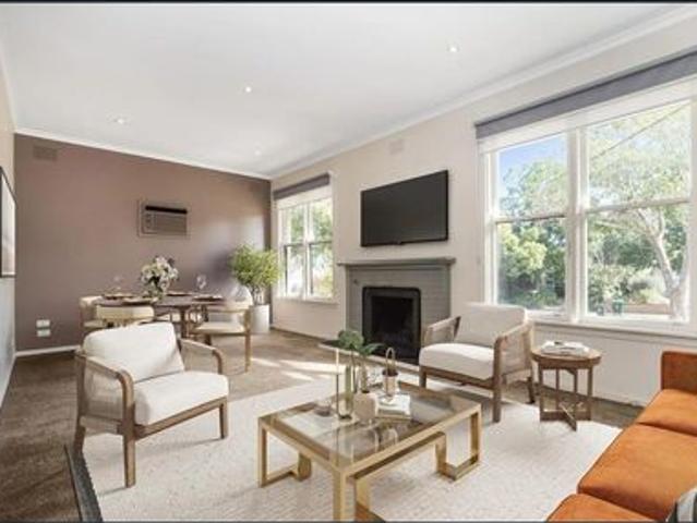 LIFESTYLE CONVENIENCE WITH A SUNROOM